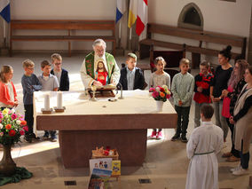 Vorstellung der Kommunionkinder in St. Crescentius (Foto: Norbert Müller) Vorstellung der Kommunionkinder in St. Crescentius (Foto: Norbert Müller)